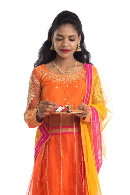 Linda garota indiana segurando pooja thali ou fazendo uma adoração