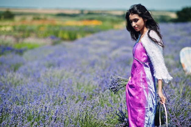 Linda garota indiana usa vestido tradicional saree índia no campo de lavanda roxo