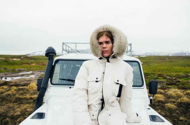 Linda garota islandesa apreciando a paisagem na Islândia, olhando pela janela do carro