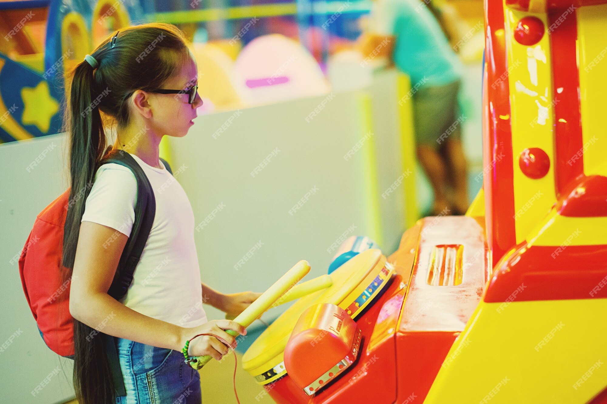 Menina Com Uma Máquina De Jogo Dos Jogos Do Martelo Imagem de Stock -  Imagem de povos, fêmea: 143532389