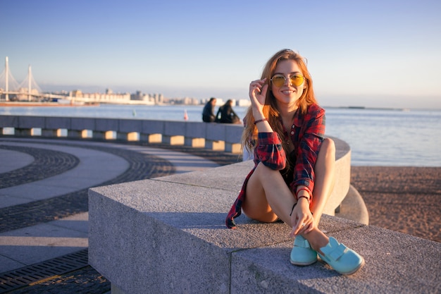 Linda garota jovem rindo em óculos de sol.