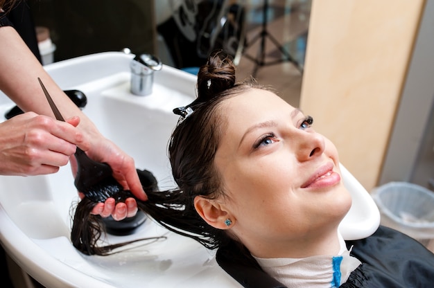 Linda garota lavando o cabelo.