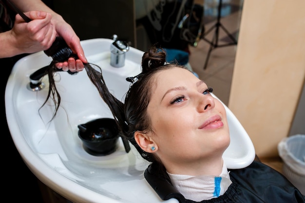 Linda garota lavando o cabelo.