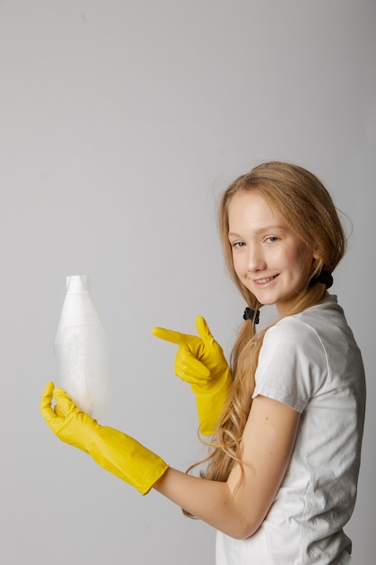 Linda garota limpa em um fundo branco