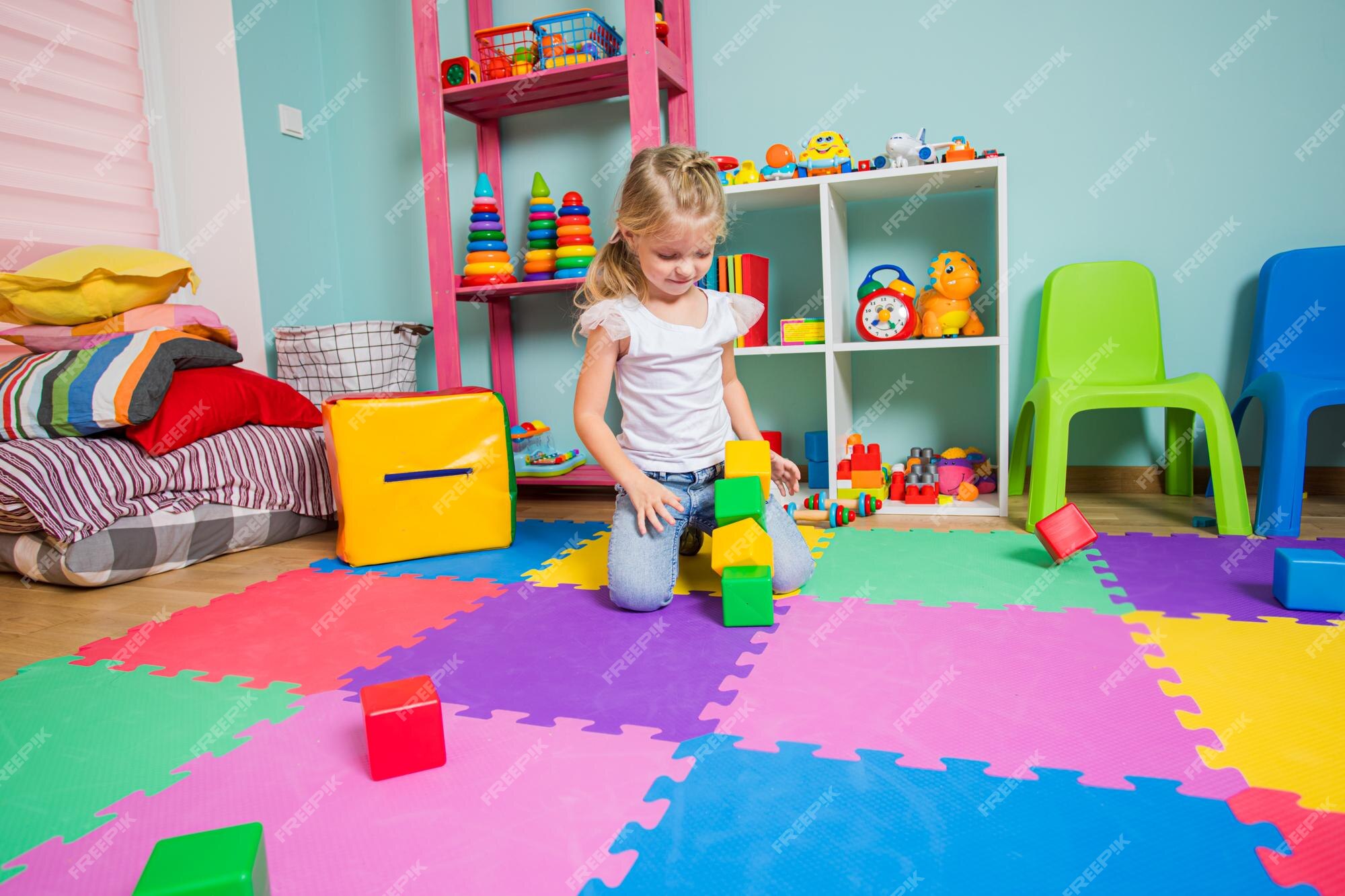 Garotinha Da Pré-escola Brincando Com Bonecas. Feliz E Excitante