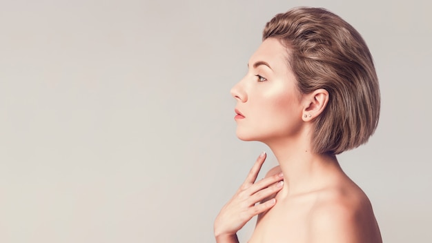 Linda garota loira sexy com cabelo curto de perfil parece reto