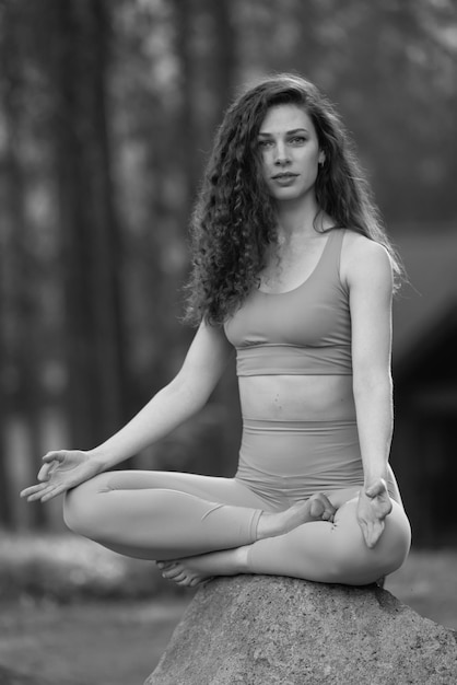 Linda garota meditando, prática de meditação de ioga na natureza.