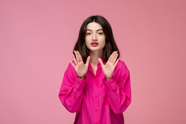 Linda garota muito adorável na camisa rosa com batom vermelho explicando algo