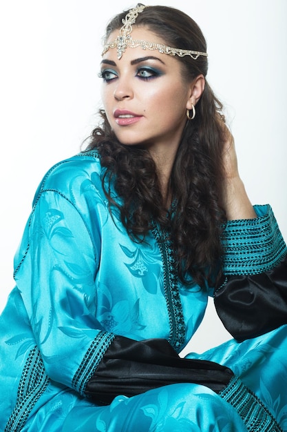 Linda garota na imagem árabe com maquiagem oriental brilhante