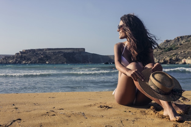 linda garota na praia