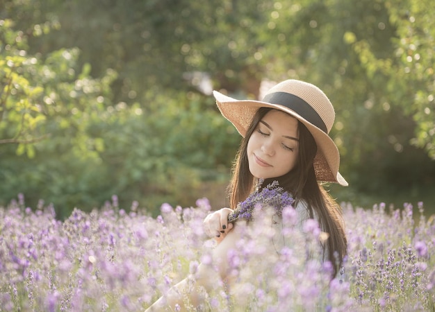 Linda garota no campo de lavanda