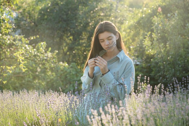 Linda garota no campo de lavanda