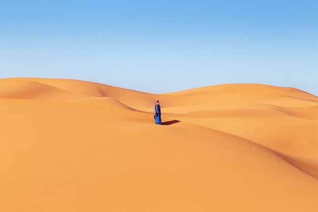 Linda garota no deserto do Saara. Erg Chebbi, Merzouga, Marrocos.