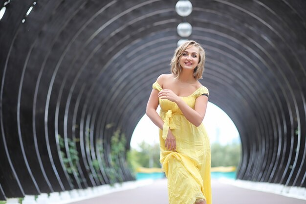 Linda garota no parque em uma caminhada em um dia ensolarado de verão