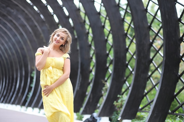 Linda garota no parque em uma caminhada em um dia ensolarado de verão