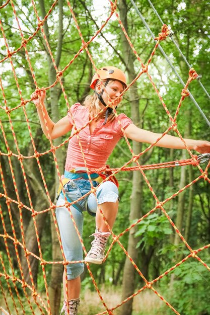 Linda garota no parque nas cordas alcançar ao ar livre