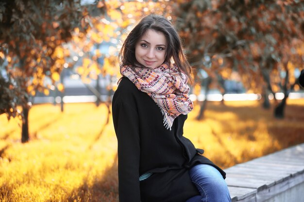 Linda garota no parque para um passeio à tarde