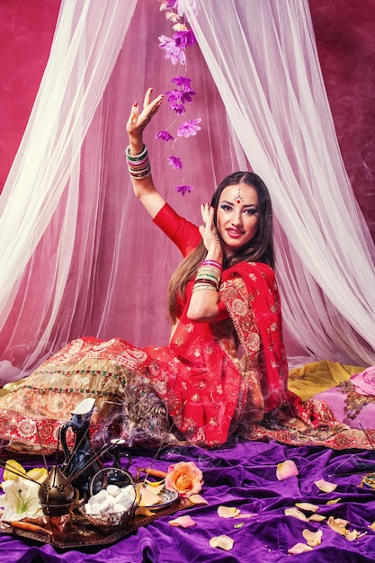 Linda garota no sari de traje nacional indiano