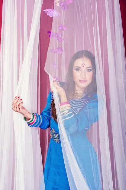 Linda garota no sari de traje nacional indiano