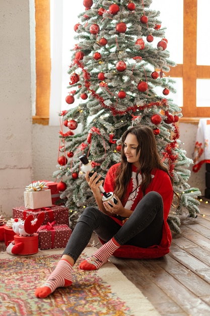 Linda garota perto da árvore de natal