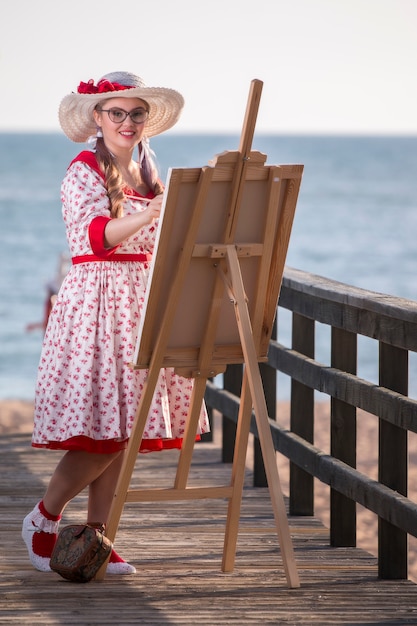 Linda garota pinup na praia