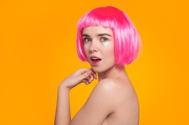 Linda garota posando de peruca rosa