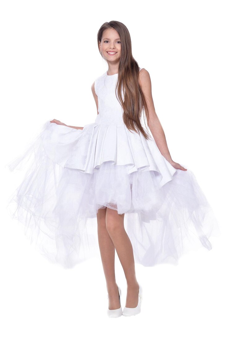 Foto linda garota posando de vestido branco