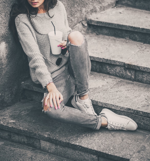 Linda garota posando na rua. Estilo urbano. Moda de rua.