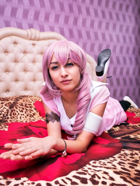 Linda garota relaxando deitada na cama. personagem cosplay