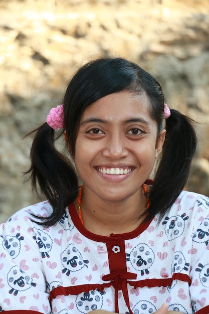 Foto linda garota rural asiática sorrindo olhando para a câmera