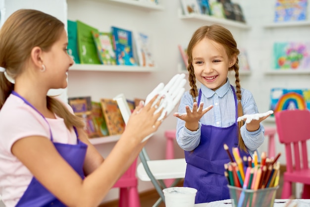 Linda garota se divertindo na aula de arte