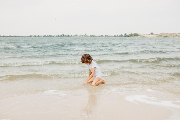 Linda garota se divertindo na praia do lago Summertime