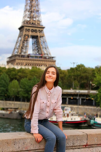 Linda garota se divertir em paris