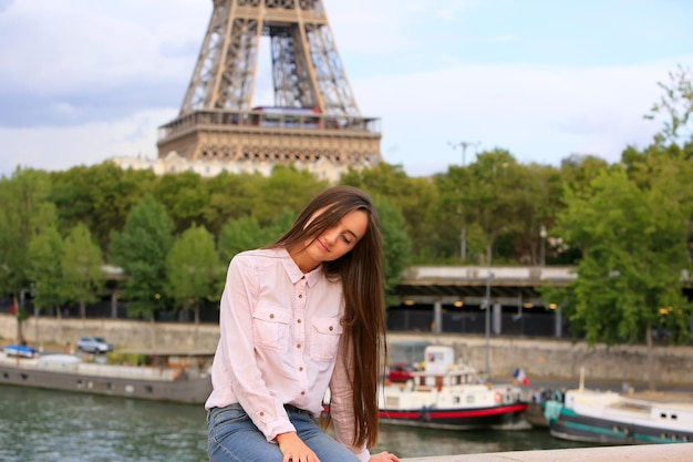 Linda garota se divertir em Paris