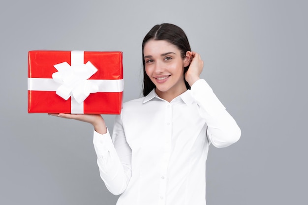 Linda garota segurando o presente dos namorados Feliz aniversário celebração dia da mulher natal Mulher segurando a caixa de presente e se alegra