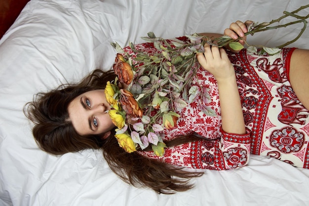 Linda garota segurando um buquê de flores secas