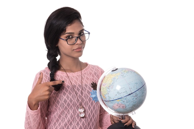 Linda garota segurando um globo terrestre isolado em um fundo branco