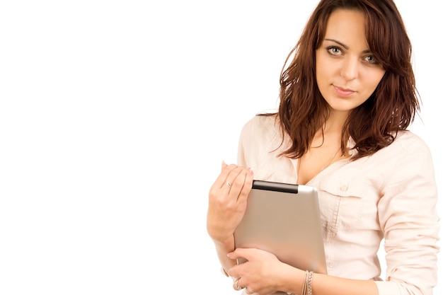 Linda garota segurando um laptop contra o peito closeup retrato de meio corpo isolado no branco