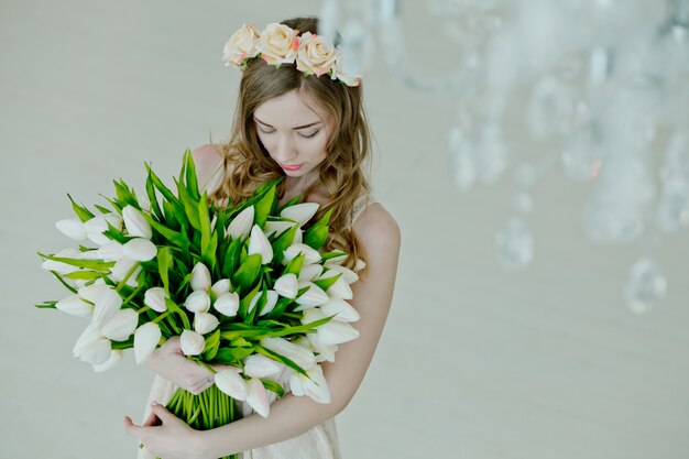 Linda garota segurar o buquê de flores.