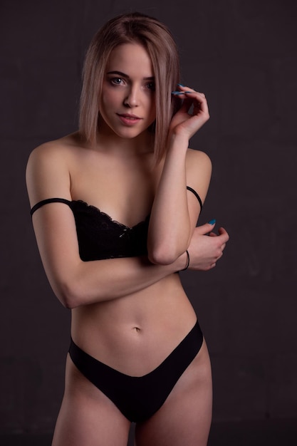 Linda garota sexy em cueca posando no estúdio em um fundo preto
