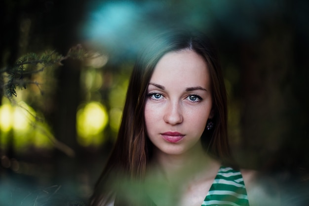 Linda garota sonhadora Retrato romântico de uma linda jovem no parque