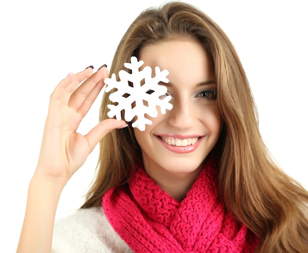 Linda garota sorridente com um floco de neve isolado no branco