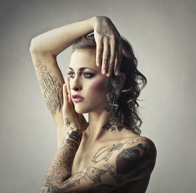 Linda garota tatuada