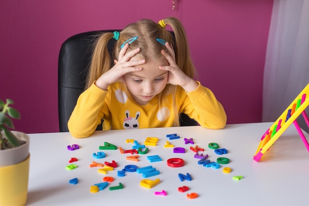 Foto linda garota tem dificuldade em aprender lições estressar o conceito de aprendizado em casa do estudante triste e cansado