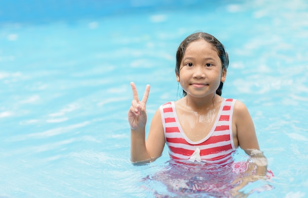 Linda garota tem se sentindo engraçado na piscina.