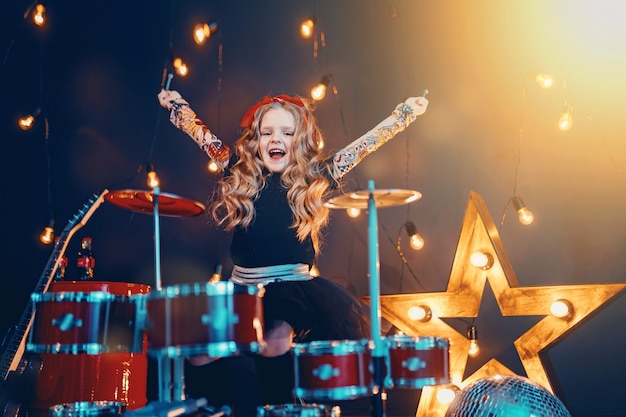 Linda garota tocando bateria