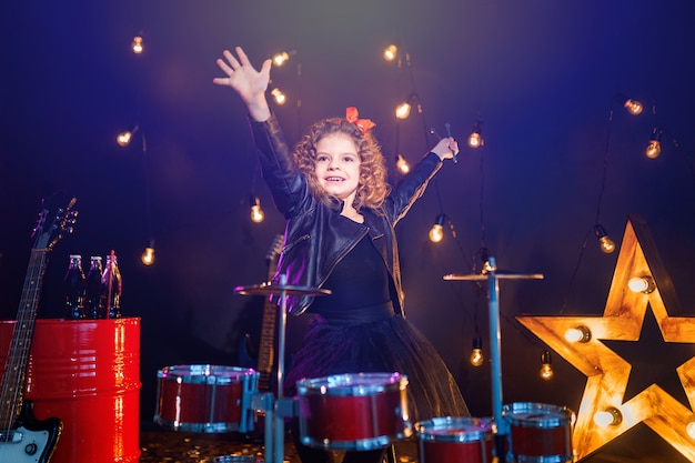 Linda garota tocando bateria