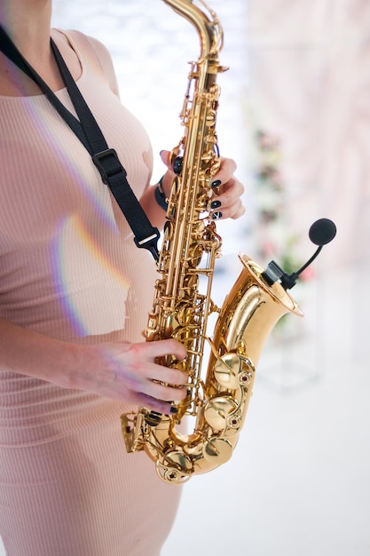 Linda garota tocando saxofone