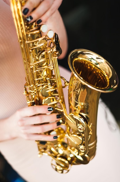 Linda garota tocando saxofone