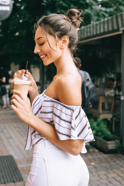 linda garota tomando café na cidade